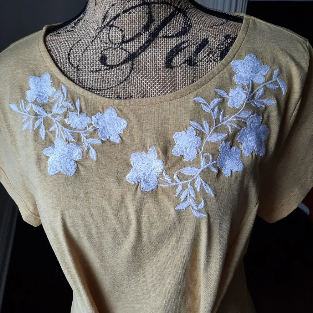 INTERNATIONAL CONCEPTS EMBROIDERED TEE - Picture 8 of 15